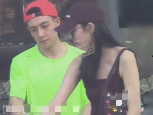 刘大锤最新爆料亲嘴,娱乐圈新恋情疑曝光，神秘情侣亲密互动引热议